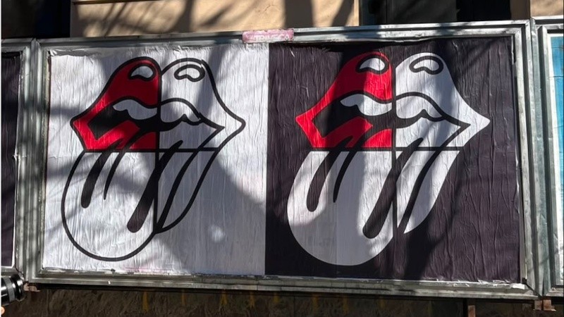 Una imagen del afiche callejero con la lengua de The Rolling Stones.