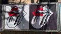 Una imagen del afiche callejero con la lengua de The Rolling Stones.