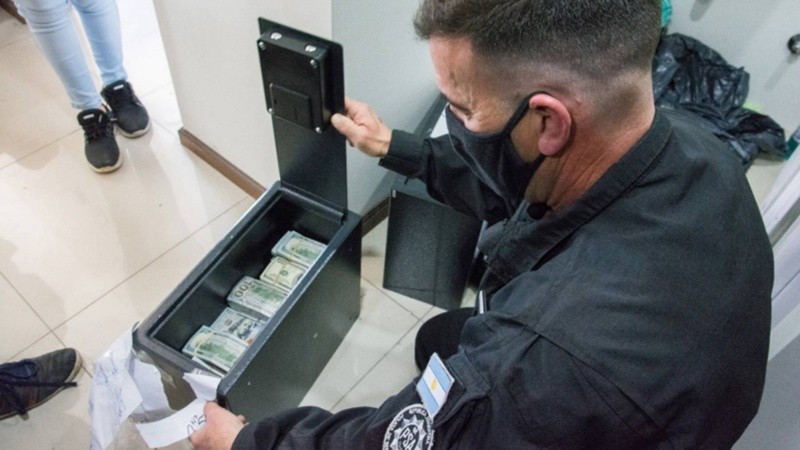 Parte del dinero incautado a la organización en 2021. Foto: PSA.