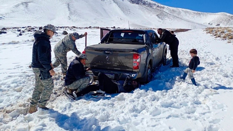Una mujer recorrió 15 kilómetros sobre una ruta cubierta de nieve y logró pedir ayuda para rescatar a su familia en Neuquén.