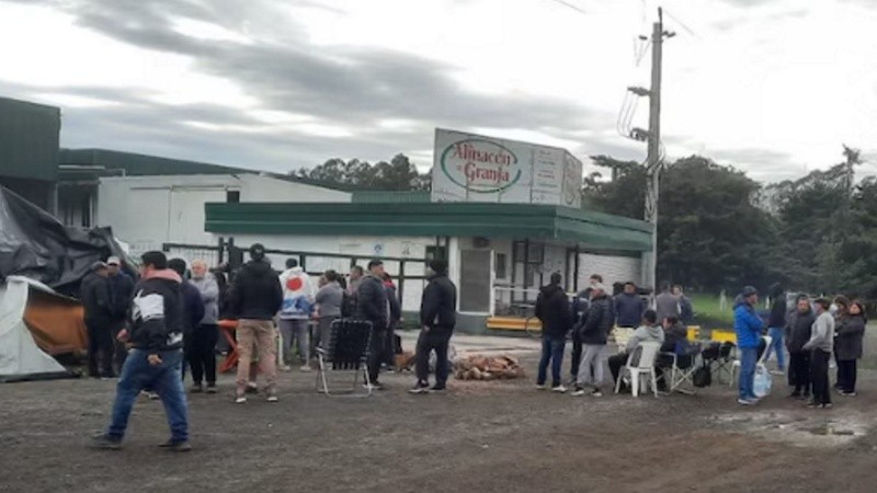 Granja Tres Arroyos despidió a más de 700 trabajadores en la planta de Capitán Sarmiento, de los más de 1.000 que tenía.