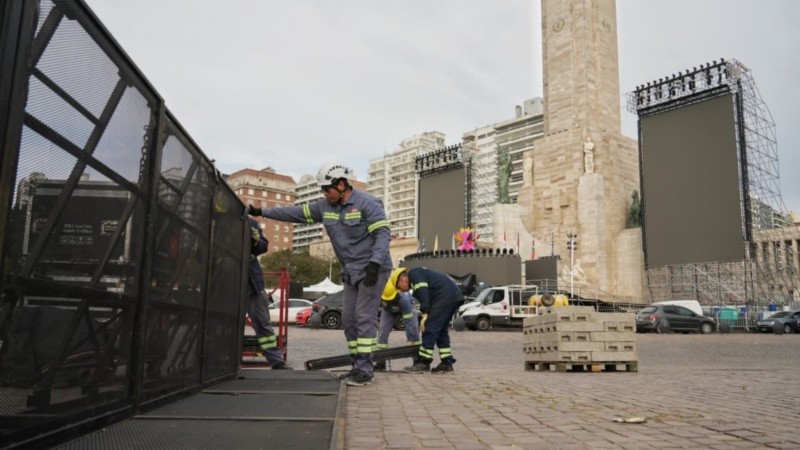 Sigue el montaje del gran escenario en el Monumento y todas las tareas vinculadas a la organización de la apertura de los Juegos.