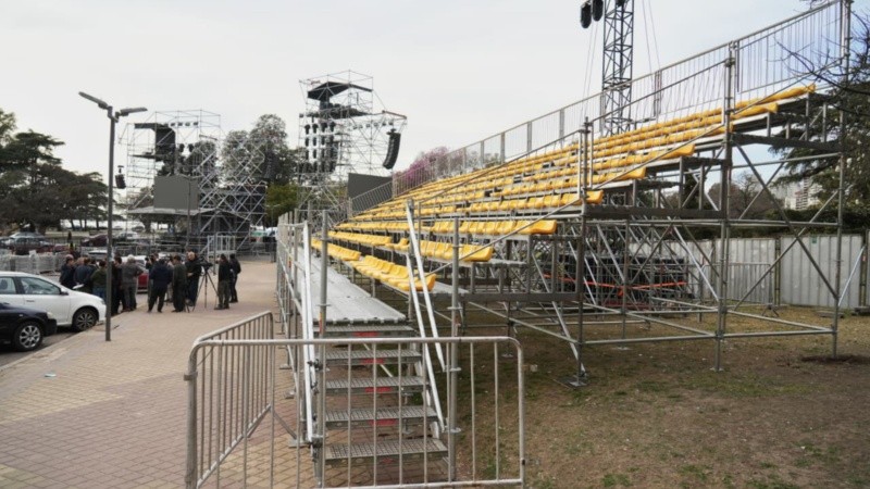 Sigue el montaje del gran escenario en el Monumento y todas las tareas vinculadas a la organización de la apertura de los Juegos.