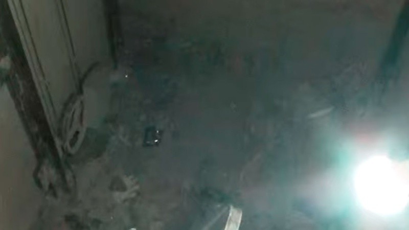 El hueco del ascensor donde cayó el trabajador.