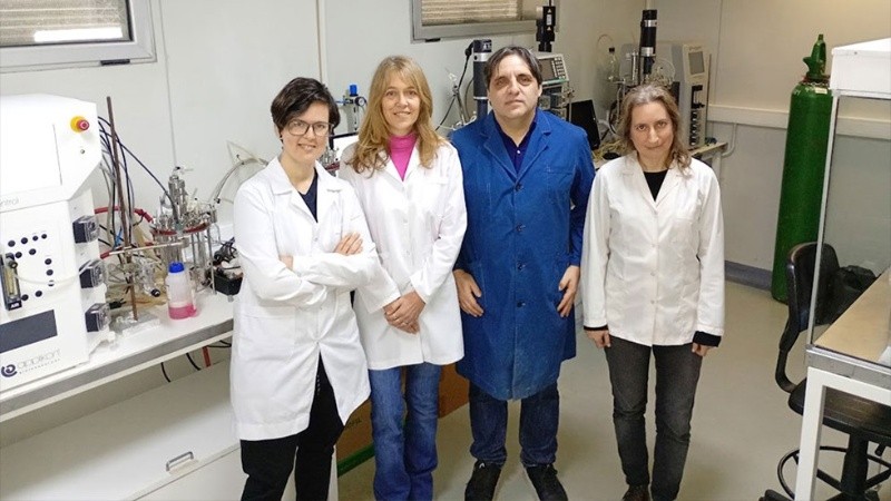 Gabriel Briones, líder del grupo, y Mara Roset, codirectora del proyecto, junto con las primeras autoras del trabajo, Idalia Pérez Leyva (izq.) y Laura Basile (der.), en el laboratorio de producción de proteínas recombinantes del IIBIO-CONICET-UNSAM.