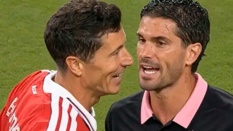 El picante cruce entre De Paul y Lewandowski.