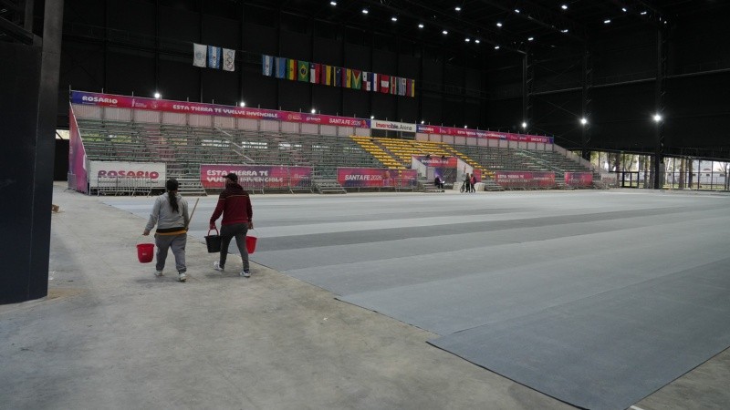 En el estadio Arena la pista estaba vacía y esperaban los aparatos de gimnasia&nbsp;(Alan Monzón/Rosario3).&nbsp;