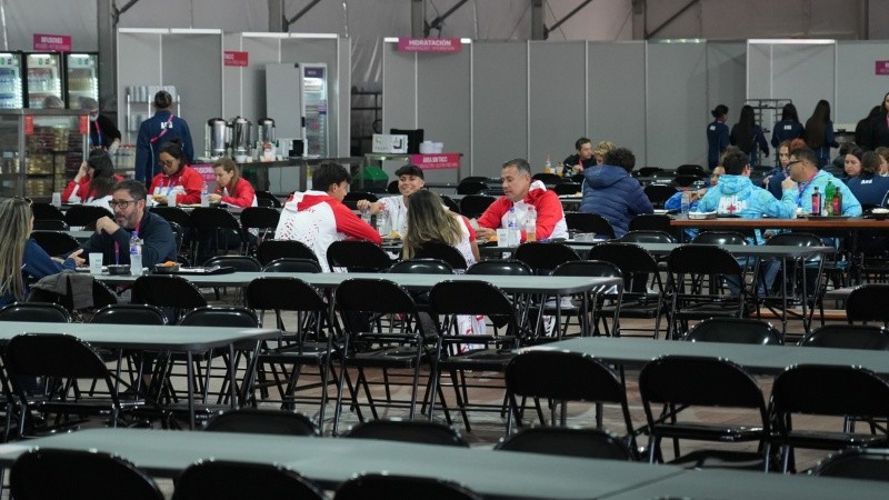 El comedor ya empezó a funcionar para los deportistas que fueron llegando durante este jueves.