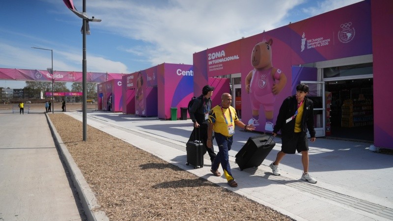 Deportistas internacionales llegando este jueves a la Villa Olímpica.