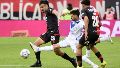 Rodrigo Herrera busca la pelota y cubre la posición en el primer tiempo de Newell
