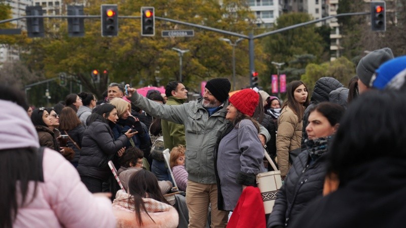 A pesar del frío, la gente se alistaba para ver el show de apertura.