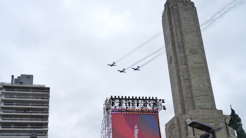 Aviones sobrevolaron el Monumento durante la previa al acto de apertura.