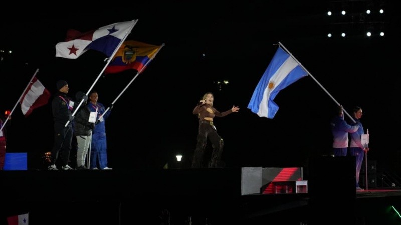 La Sole interpretó la canción oficial de la competencia.