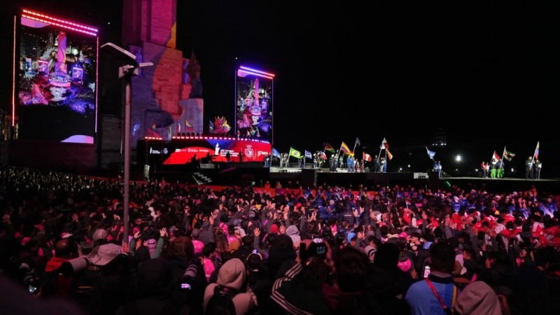 Miles de personas presenciaron en vivo la apertura de los Suramericanos.