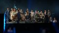 El espectáculo comenzó con un impresionante despliegue de bailarines sobre el escenario.