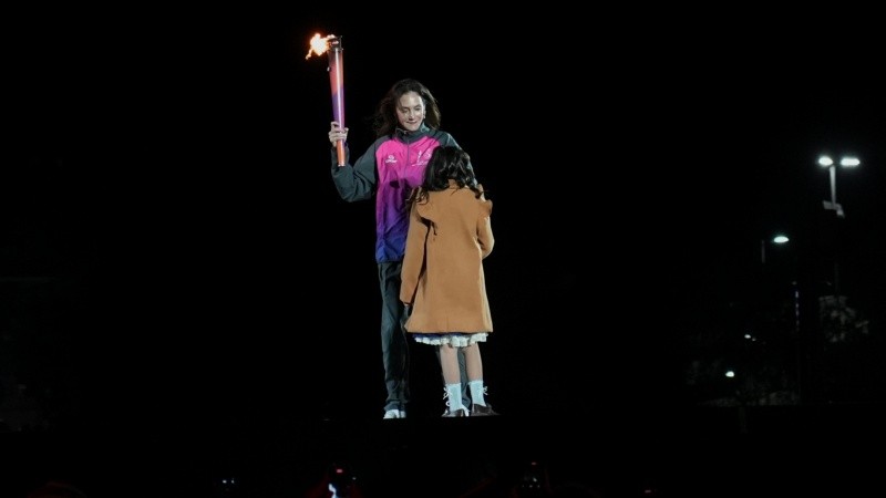 Luciana Aymar con la antorcha de los Suramericanos.