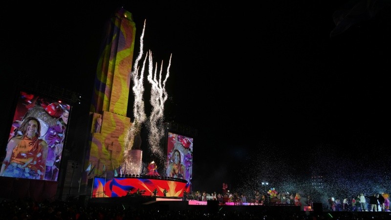 Pirotecnia, proyecciones y mapeo sobre el Monumento durante el show.