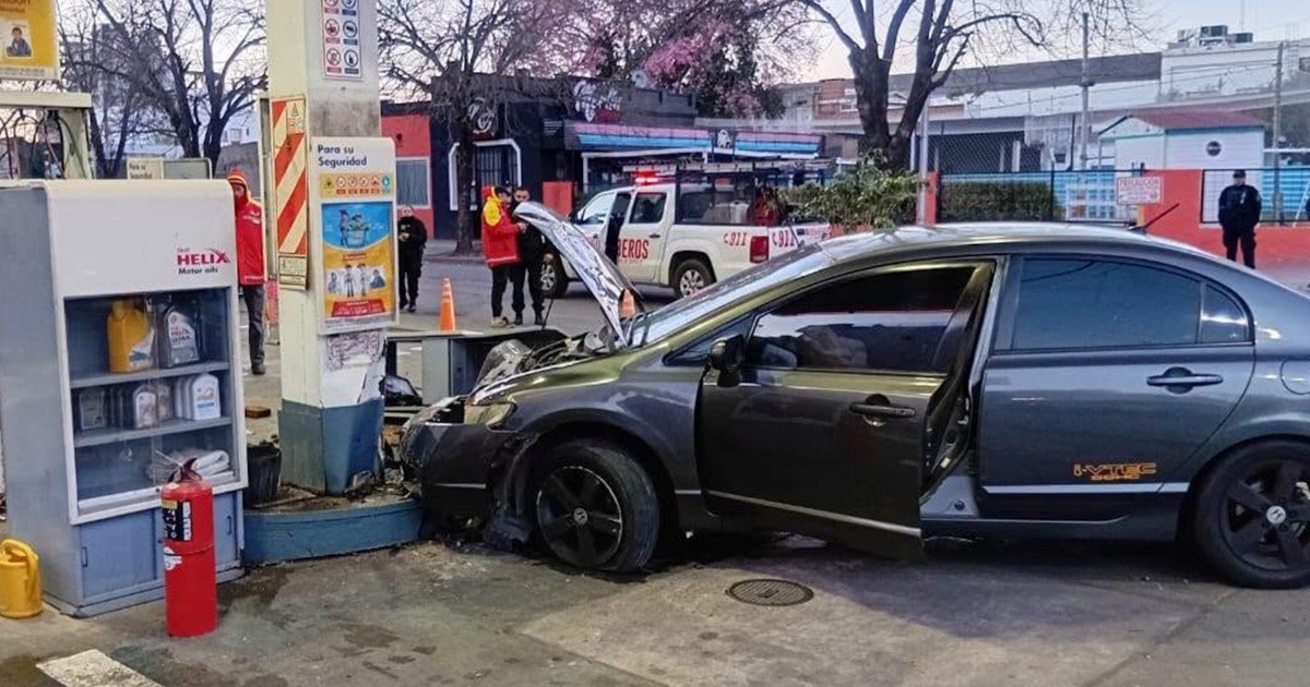 San Lorenzo: un auto chocó y arrancó un surtidor de una estación de servicio