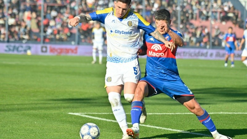 Franco Ibarra protege la pelota.