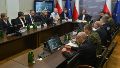 El primer ministro polaco, Donald Tusk, encabeza una sesión informativa en Varsovia. (EFE)