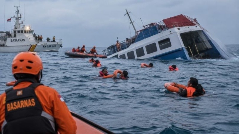 Las autoridades desplegaron embarcaciones y personal especializado en la zona del naufragio para intentar encontrar sobrevivientes. Foto La Nación
