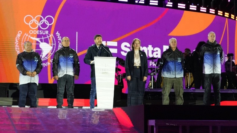 Scaglia junto a Pullaro y ex combatientes de Malvinas, en la inauguración de los Juegos Suramericanos.