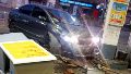 El Civic perdió el control y destrozó un surtidor.