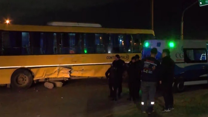 Fuerte choque entre un camión y un colectivo que llevaba varios pasajeros en un acceso a Villa Gobernador Gálvez.