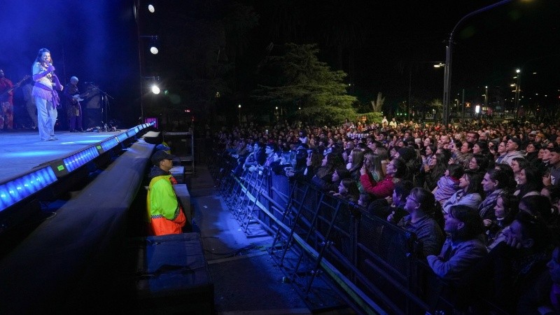 Natalie Pérez brilló en el escenario principal del parque Independencia.