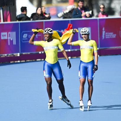 Las patinadoras colombianas celebrando su logro en la pista rosarina (Crédito: Guillermo Buelga-Secretaría de Deporte y Turismo)