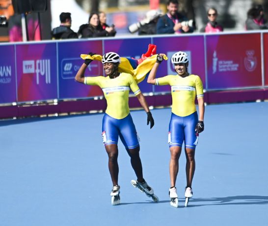 Las patinadoras colombianas celebrando su logro en la pista rosarina (Crédito: Guillermo Buelga-Secretaría de Deporte y Turismo)