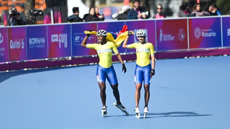 Las patinadoras colombianas celebrando su logro en la pista rosarina