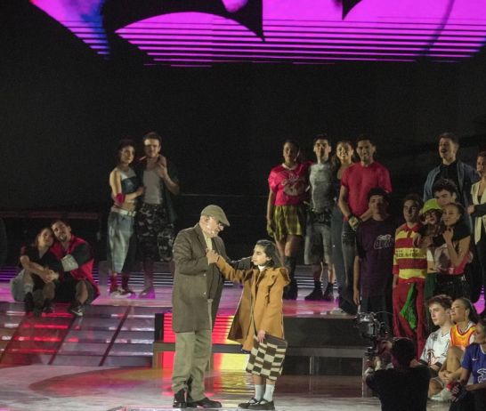 Juan Carlos Baglietto en escena, junto a Julia Mancilla.