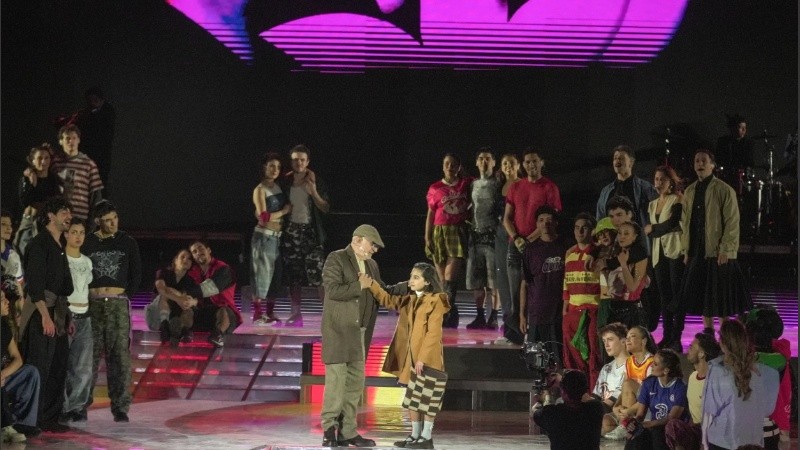 Juan Carlos Baglietto en escena, junto a Julia Mancilla.