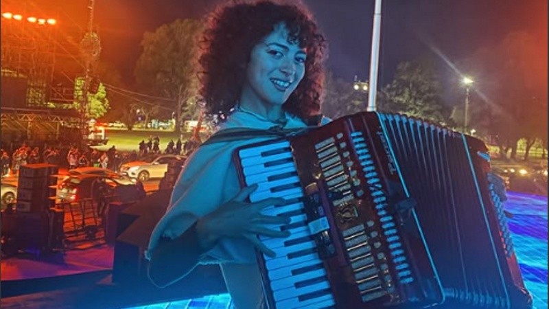China Roldán en su noche mágica en el Monumento a la Bandera.