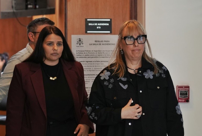 Las funcionarias judiciales saliendo de la audiencia en la que condenaron a Gagliasso a 16 años de prisión (Alan Monzón/Rosario3)&nbsp;