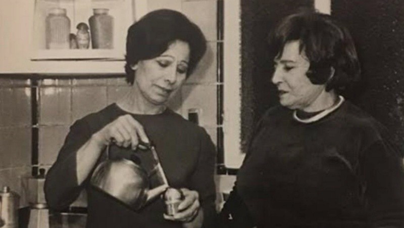 &nbsp;Juanita y Doña Petrona tomando mate.