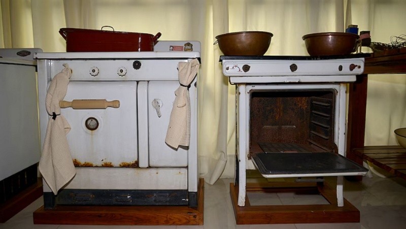 &nbsp;Dos cocinas que pertenecieron a Doña Petrona: a la izquierda, una a kerosene y a la derecha, una de las primeras a gas, de la que fuera pionera en el país.