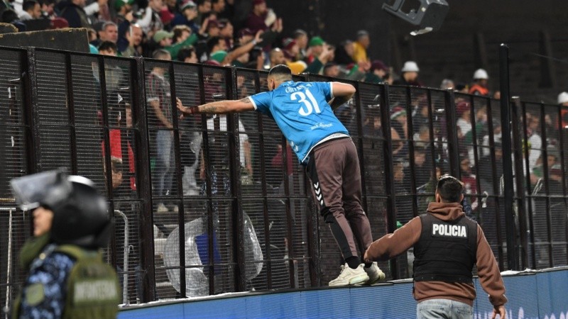 Hinchas de Platense quisieron saltar el tejido donde estaban los de Fluminense.