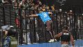 Hinchas de Platense quisieron saltar el tejido donde estaban los de Fluminense.