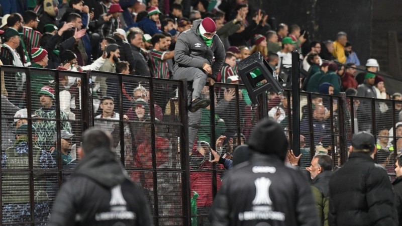 Hinchas de Platense quisieron saltar el tejido donde estaban los de Fluminense.