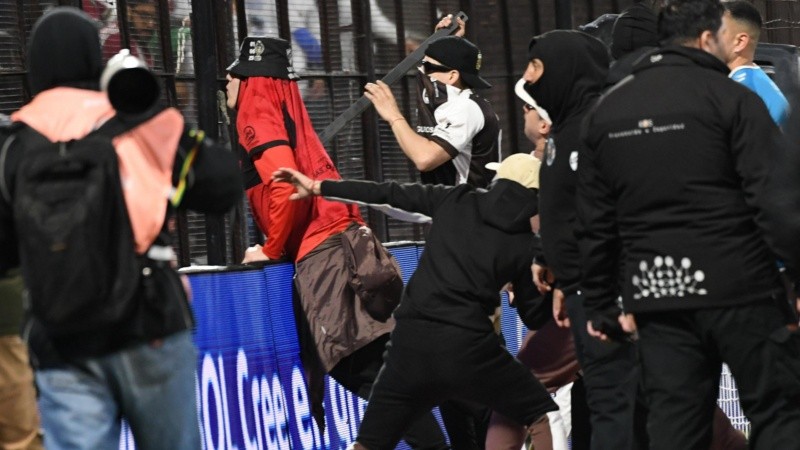 Hinchas de Platense quisieron saltar el tejido donde estaban los de Fluminense.
