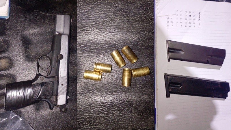 El arma, las vainas servidas y los cargadores incautados.