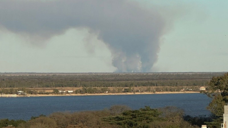 Las columnas de humo se empezaron a ver desde Rosario en la tarde del martes.