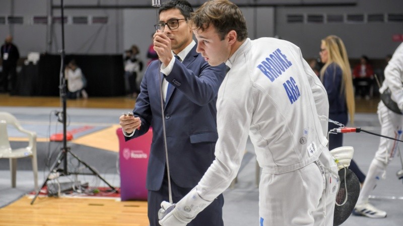 Alec Brooke en acción durante las competencias de esgrima en el estadio del club Provincial de Rosario.