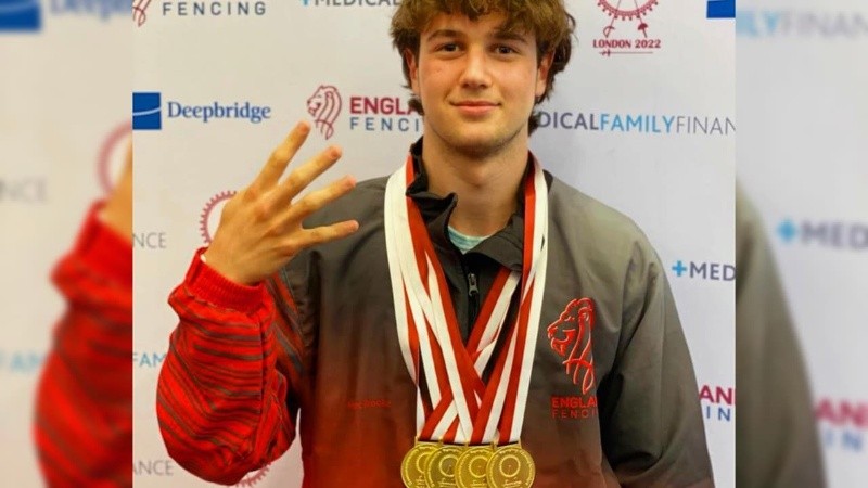 Alex Brooke con las medallas que obtuvo&nbsp;en el Campeonato de la Commonwealth 2022 (Foto: Instagram @alec._brooke)