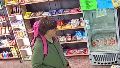 Ladrón disfrazado atacó con violencia a una kiosquera y quedó filmado