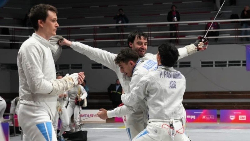 &nbsp;Todos abrazan a Bacha tras las memorable semifinal. (Alan Monzón/Rosario3)