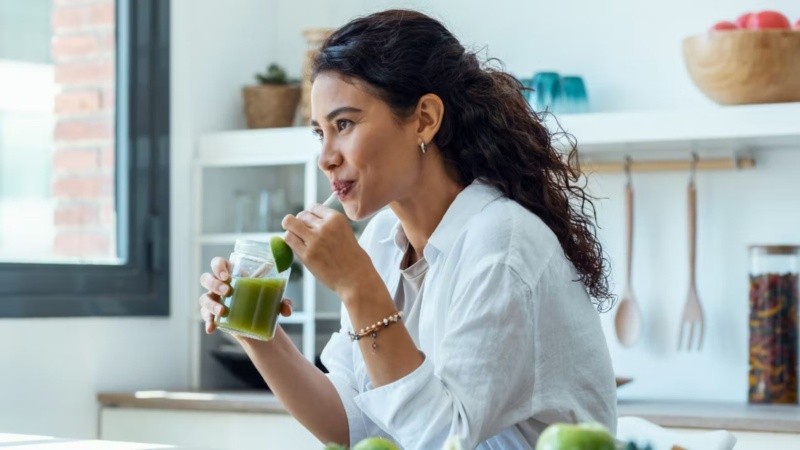 Especialistas recomiendan algunos cuidados para disminuir el contacto de estas bebidas con los dientes.