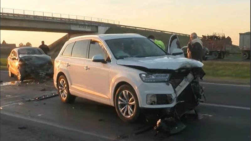 Así quedaron los dos autos involucrados en el robo y siniestro en la autopista a Córdoba.